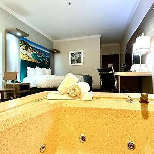 Deluxe Room 1 King Bed Accessible Tub Non Smoking